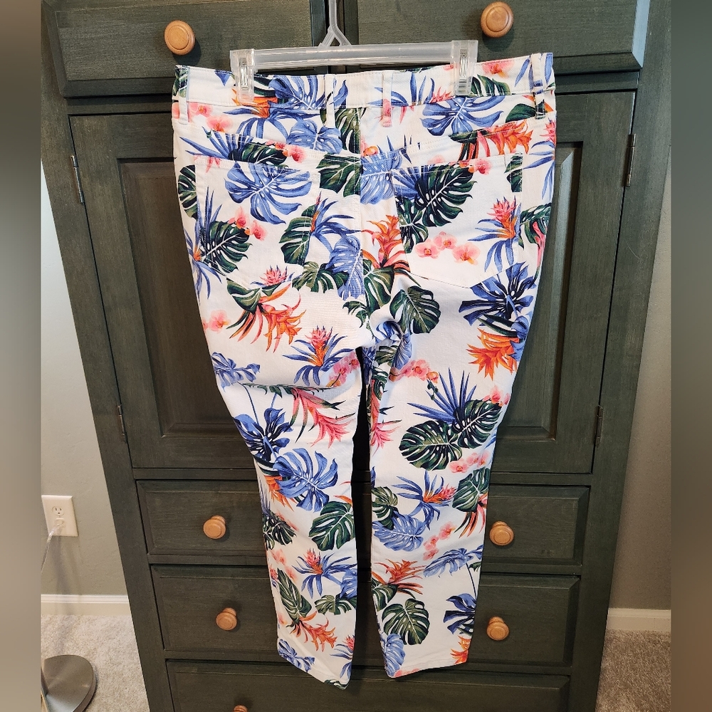 Tommy Bahama Tropical Floral Jeans - Picture 4 of 10